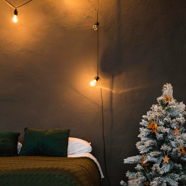 Minimalistischer weihnachtsbaum im schlafzimmer Kostenlose Fotos