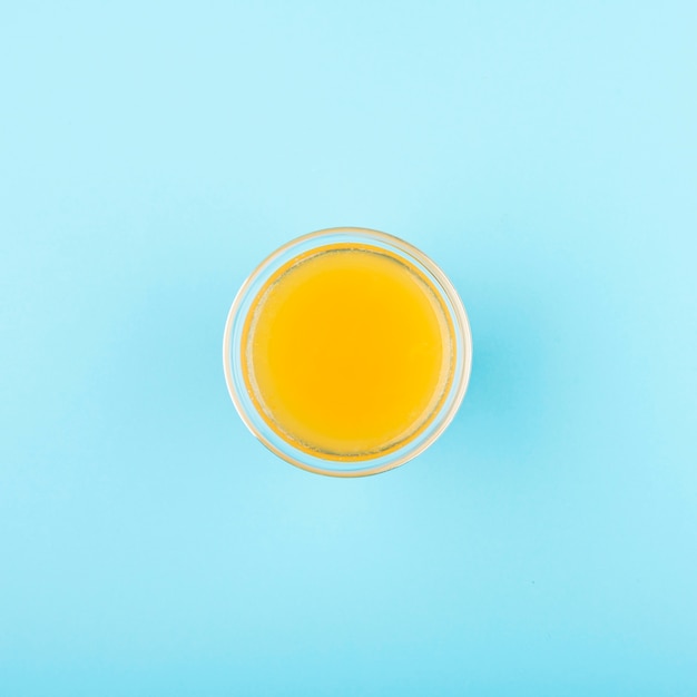 Minimalistisches Glas von oben mit Zitronensaft