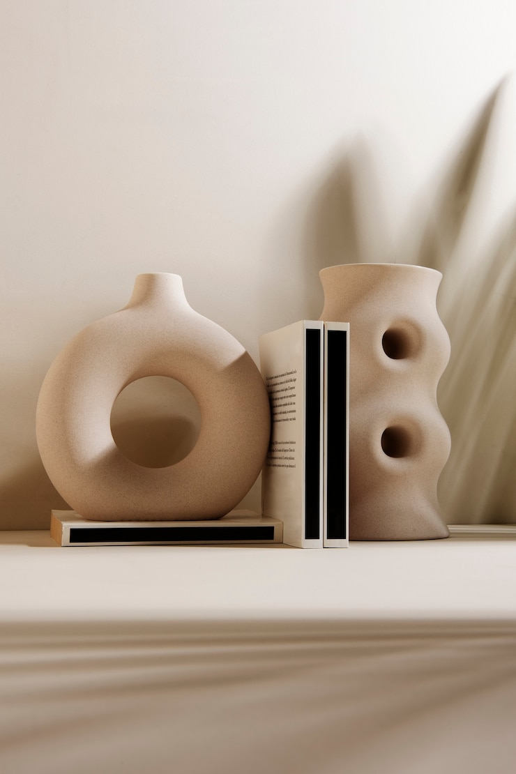 Kostenlose Foto minimalistisches modernes vasen- und bücherarrangement