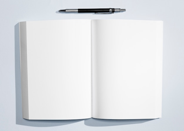 Minimalistisches Notizbuch der Draufsicht mit Stift
