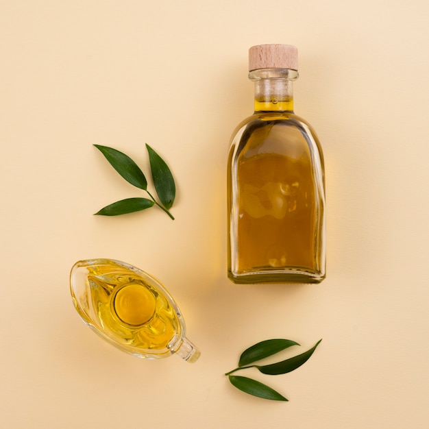 Kostenloses Foto minimalistisches olivenöl in flasche und glas