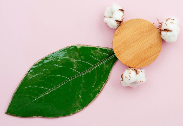 Kostenloses Foto minimalistisches spa-konzept mit untersetzer und blatt