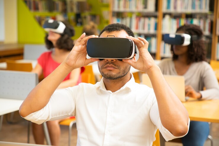 Kostenlose Foto mischen sie eine gruppe von studenten, die sich ein virtuelles video-tutorial ansehen