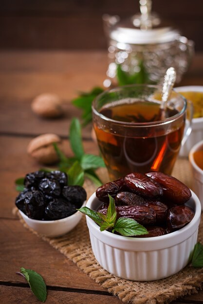 Mischen Sie getrocknete Früchte (Dattelpalmenfrüchte, Pflaumen, getrocknete Aprikosen, Rosinen) und Nüsse sowie traditionellen arabischen Tee. Ramadan (Ramazan) Essen.