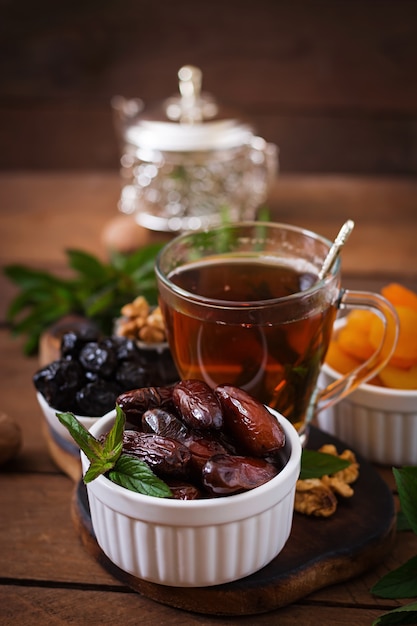 Mischen Sie getrocknete Früchte (Dattelpalmenfrüchte, Pflaumen, getrocknete Aprikosen, Rosinen) und Nüsse sowie traditionellen arabischen Tee. Ramadan (Ramazan) Essen.