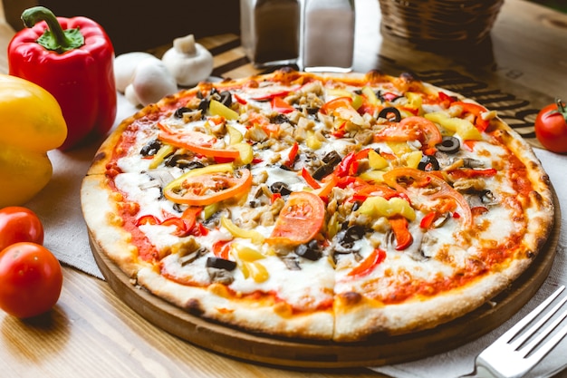 Kostenloses Foto mischen sie pizza huhn tomate paprika oliven pilz seitenansicht