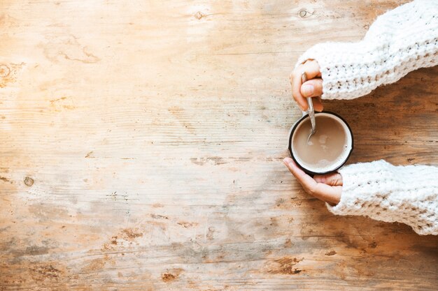 Mischender Kaffee der Erntehand mit Löffel