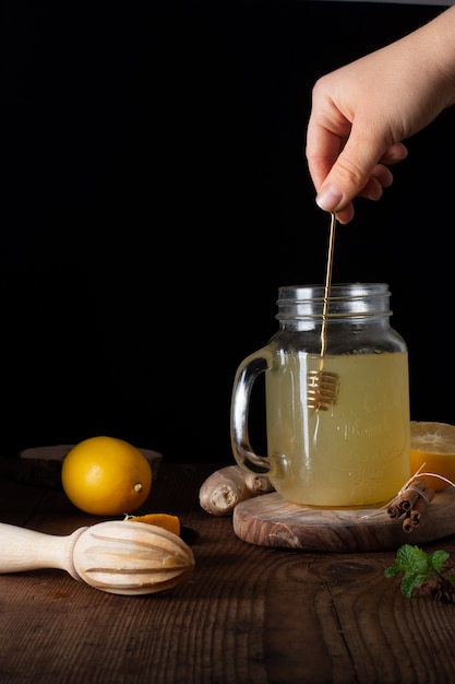 Mischglas der Nahaufnahmehand gefüllt mit selbst gemachter Limonade