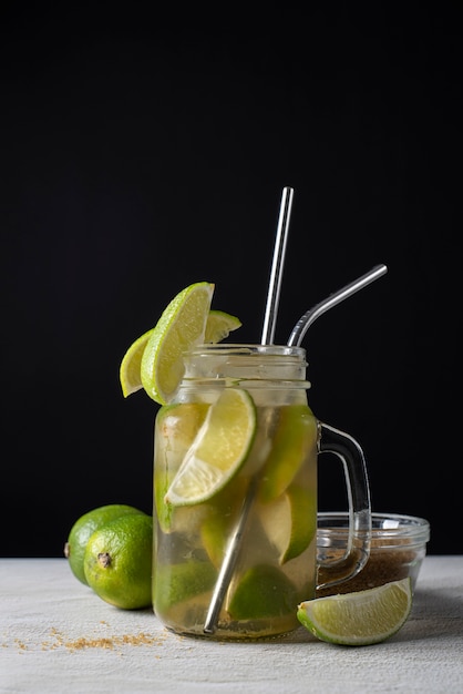 Mischung aus Cocktailglas mit Eis und Limette