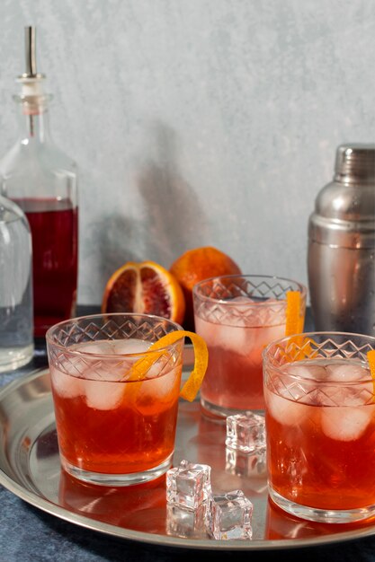 Mischung aus Cocktails in Gläsern mit Eiswürfeln und Blutorange