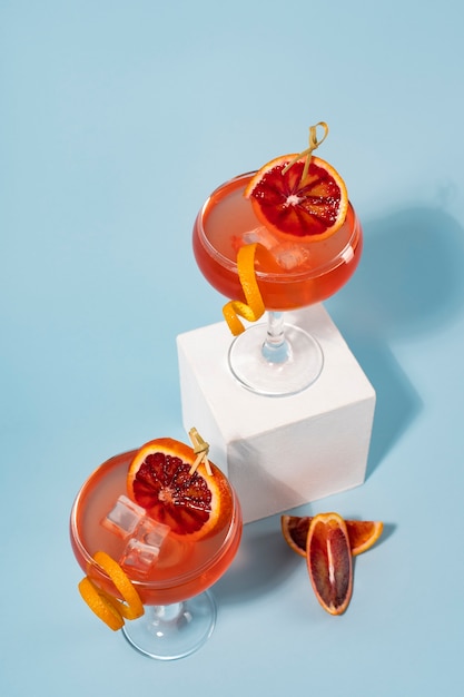 Mischung aus Cocktails in Gläsern mit Eiswürfeln und Blutorange