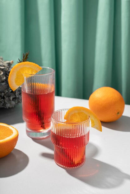 Mischung aus Cocktails in Gläsern mit Orangenfrüchten