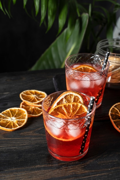 Mischung aus Cocktails in Gläsern mit Orangenfrüchten