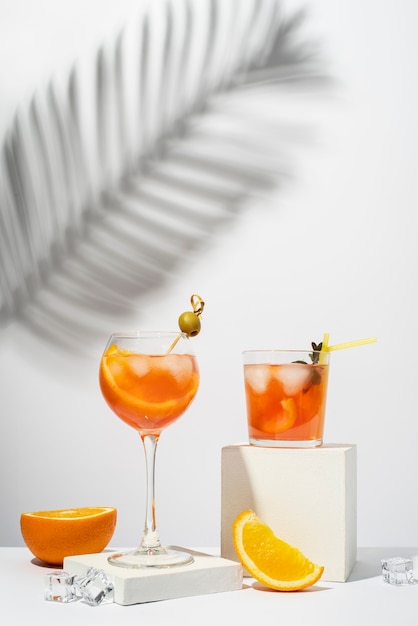 Mischung aus Cocktails in Gläsern mit Orangenfrüchten