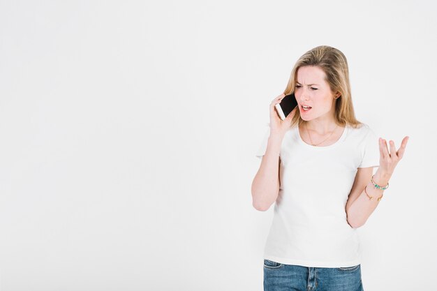 Missfallene Frau, die am Telefon spricht