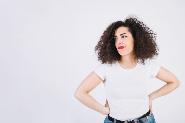 Missfallene Frau mit dem lockigen Haar