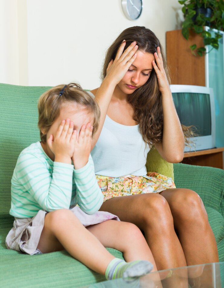 Kostenlose Foto missfallenes junges kindermädchen und kleines kind