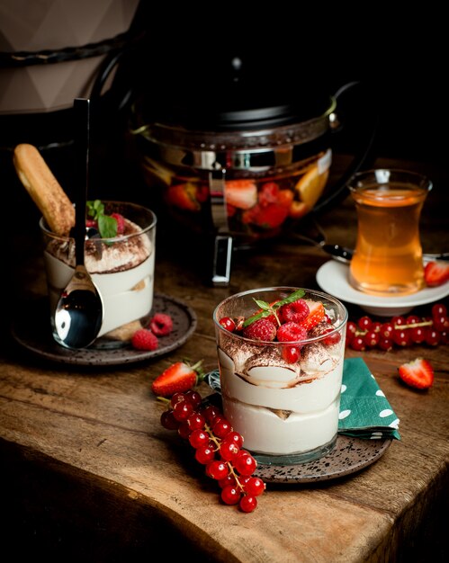 Kostenloses Foto mit beeren garnierte gläser mit italienischem tiramisu