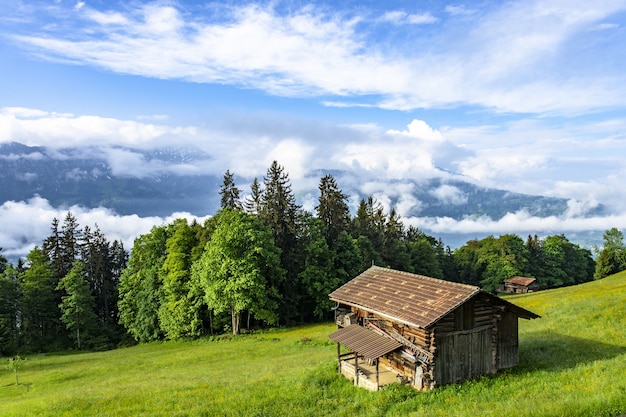 Mit Blick auf das neblige Bergtal