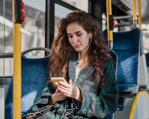 Mit dem Bus reisen und Musik hören