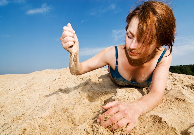 Mit dem Sand spielen