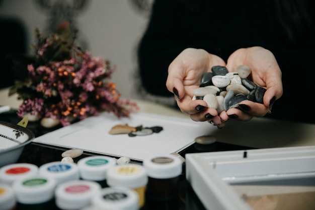 Mit kleinen Steinstücken und Acryl im Atelier