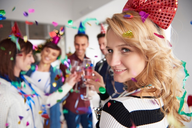 Mit Kollegen auf der Büroparty