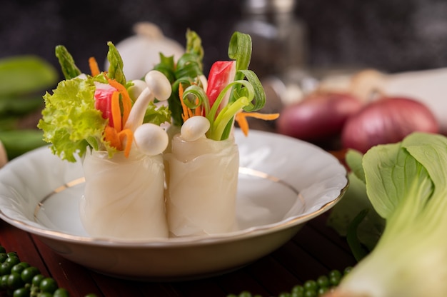 Mit Nudeln gebundene Pilze, Karotten, Spargel und Salat