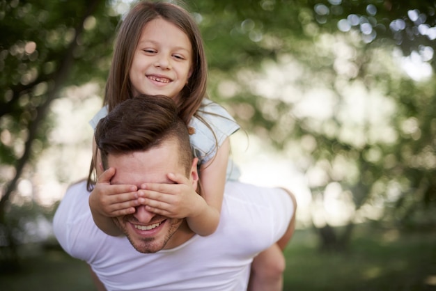 Mit Papa an der frischen Luft spielen