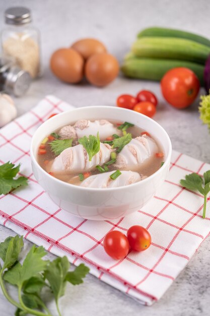 Mit Schweinefleisch gefüllte Tintenfischsuppe