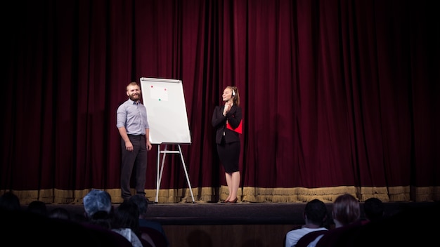 Mit Studenten sprechen. Sprecherin in der Halle des Workshops. Geschäftszentrum. Rückansicht der Teilnehmer im Publikum. Konferenzveranstaltung, Schulung.