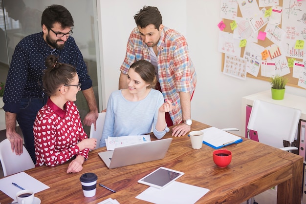 in Foto eines Projektteams bei der Arbeit, um die Projektorganisation und Teamdynamik in der Ablauforganisation zu zeigen