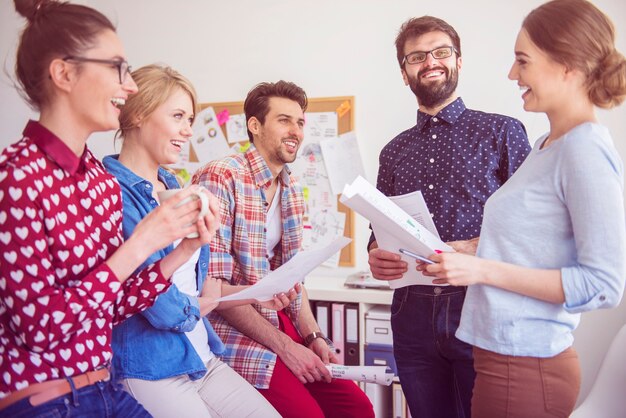 Mitarbeiter arbeiten im Büro in einer entspannten Atmosphäre