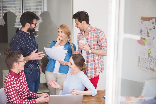 Mitarbeiter arbeiten im Büro in einer entspannten Atmosphäre