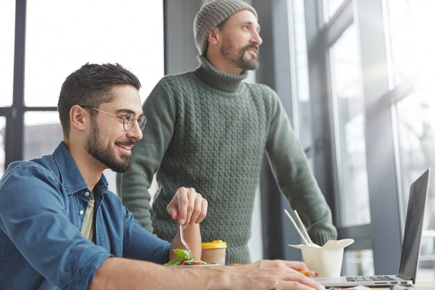 Mitarbeiter beim Mittagessen im Büro