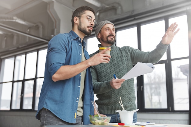 Mitarbeiter beim Mittagessen im Büro