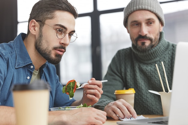 Mitarbeiter beim Mittagessen im Büro