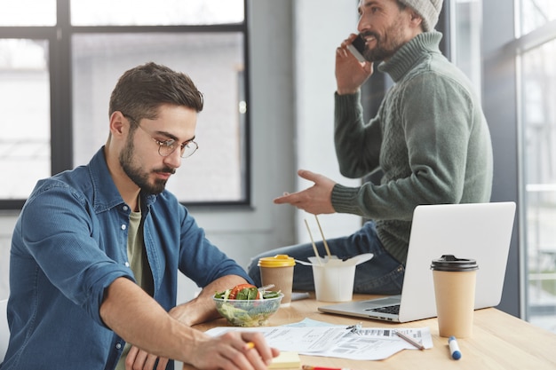 Mitarbeiter beim Mittagessen im Büro