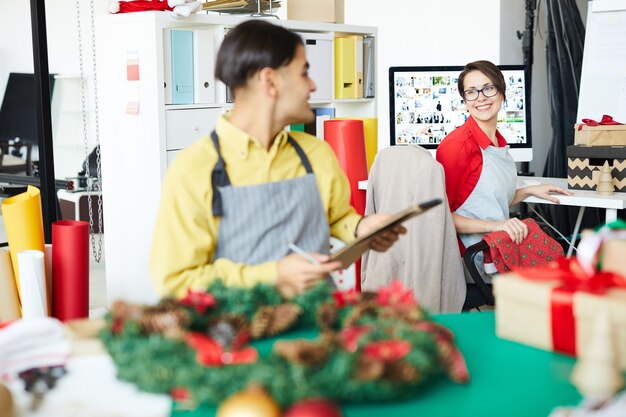 Mitarbeiter, der einen Weihnachtskranz macht