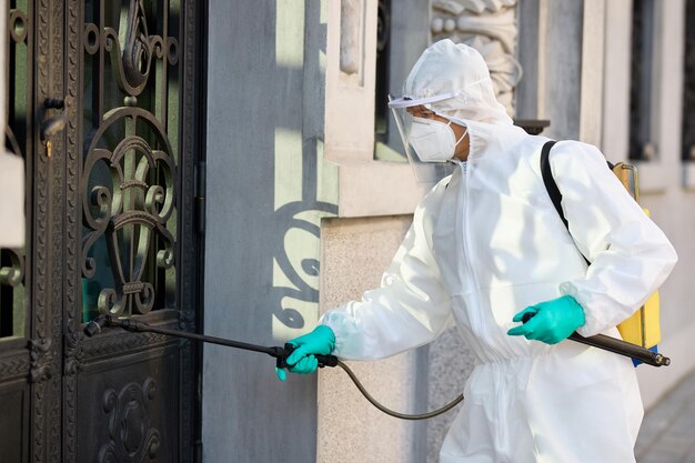 Mitarbeiter des Gesundheitswesens desinfizieren kontaminiertes Stadtgebiet aufgrund einer Coronavirus-Pandemie