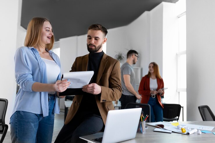 Kostenlose Foto mitarbeiter, die ein arbeitstreffen im büro haben