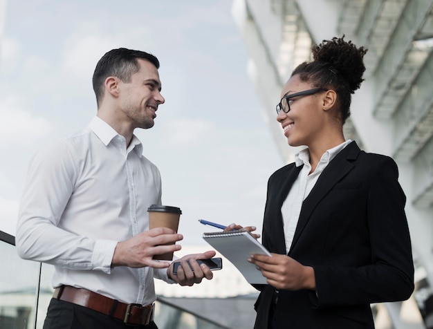 Mitarbeiter, die Geschäftsideen besprechen