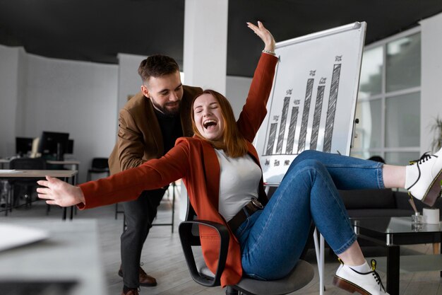 Mitarbeiter, die Spaß im Büro haben