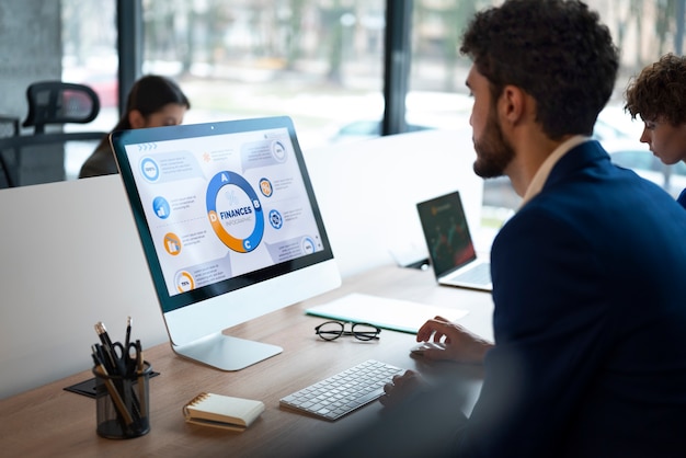 Kostenloses Foto mitarbeiter im büro analysieren und prüfen finanzdiagramme