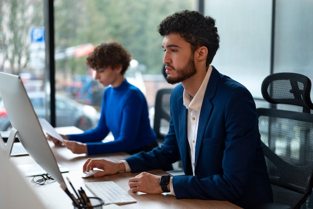 Kostenloses Foto mitarbeiter im büro analysieren und prüfen finanzdiagramme