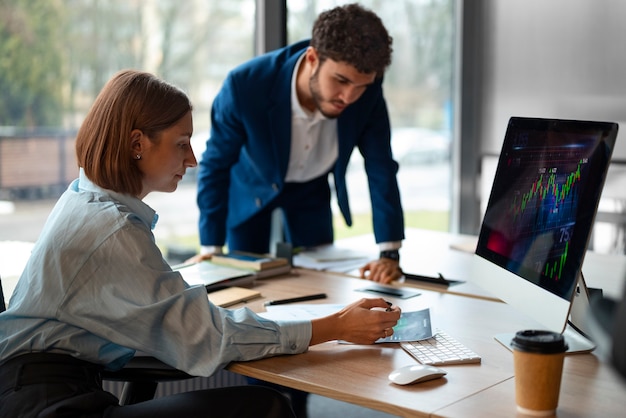 Mitarbeiter im Büro analysieren und prüfen Finanzdiagramme