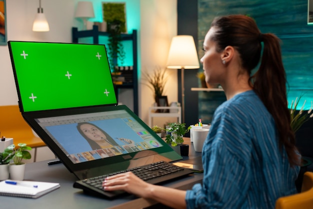 Mitarbeiter im Bürostudio, die mit Greenscreen arbeiten