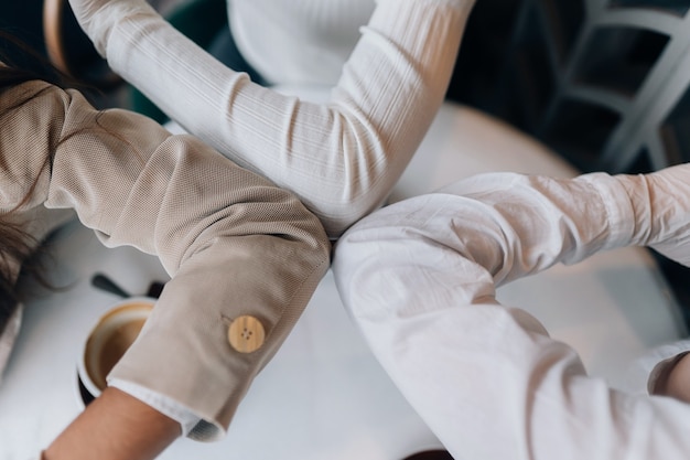 Kostenloses Foto mitarbeiter in schutzmasken geben high five mit ellbogen