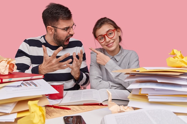 Mitarbeiter sitzen am Schreibtisch mit Dokumenten