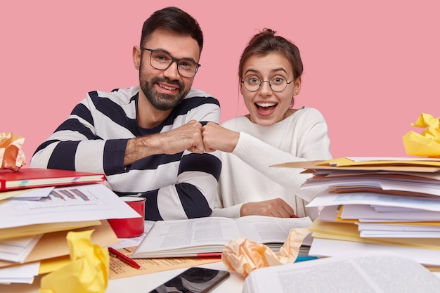 Mitarbeiter sitzen am Schreibtisch mit Dokumenten